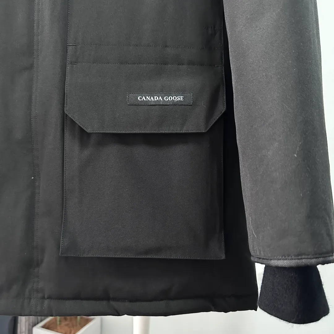 P700 CANADA GOOSE｜Canada Goose Expedition Parka｜Classic upgrade New 08 style Color: graphite gray, off-white, black, pink, navy blue, sky blue, Size: XS, S, M, L, XL, XXL, Product introduction Loose fit, multi-pocket design Larger size for free movement. 6 exterior pockets: 4 reversible front pockets, zippered side entry. There is a practical pocket on the left sleeve and a top pocket on the right sleeve. There is a drawstring on the inside of the waist and a logo patch on the back. The waist is designed with an inside drawstring, which can be adjusted to provide excellent warmth. Woven grab straps at upper back with “Expedition” logo patch • Hood with removable zipper trim, interchangeable hood trim for personalization and added protection (this jacket is not available with the classic hood trim) • Chin protection element has a tricot inner fabric for softness and comfort • Woven grab straps at upper back with “Expedition” logo patch • Internal drawstring at the waist, adjustable to provide excellent warmth •Snap-in rib knit cuffs for added comfort and optimal heat locking in •Stylish hanging inner straps allow the jacket to be carried over the shoulder, hands-free •Stowaway nylon stretch snow skirt for added protection •Two-way zipper covered fly with Velcro® snaps that unzips from the bottom for increased range of motion and breathability. A windproof fly is designed under the zipper for an extra layer of protection. • 6 exterior pockets: 4 two-way pockets on the front with top flap and Velcro® snaps, and zippered side entry. Utility pockets on left sleeve and right sleeve with top flap and velcro® snaps Internal pockets: 1 zipped pocket, 2 mesh drop-in pockets Embroidered Canada Goose logo